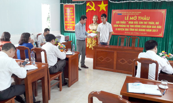 Tổ tư vấn đấu thầu và nhà thầu kiểm tra hồ sơ trước khi mở thầu.