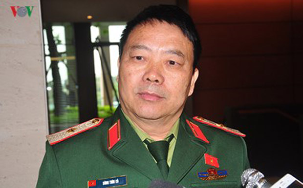 Thiếu tướng Sùng Thìn Cò- Phó Tư lệnh Quân khu 2 trao đổi với báo chí bên hành lang Quốc hội sáng 20.11
