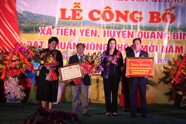 Đồng chí Hà Thị Minh Hạnh, Phó Chủ tịch UBND tỉnh trao Bằng khen của Chủ tịch UBND tỉnh cho Đảng bộ, chính quyền và nhân dân xã Tiên Yên 