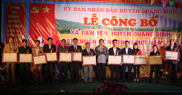 Đồng chí Ly Mĩ Lử, Trưởng ban Dân vận, Chủ tịch UBMTTQ tỉnh trao Bằng khen của Chủ tịch UBND tỉnh cho 3 tập thể, 3 cá nhân và 5 hộ gia đình xã Tiên Yên.