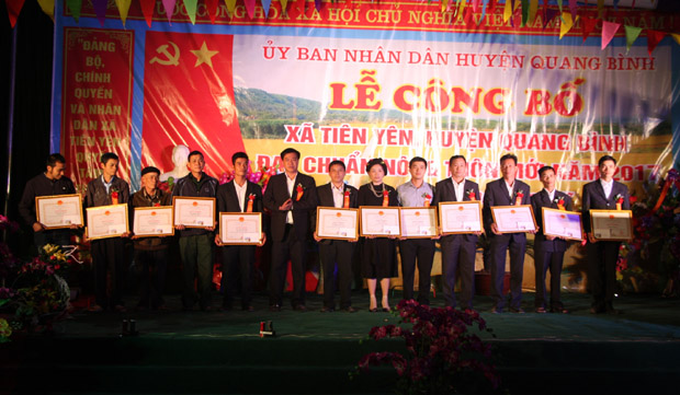 Đồng chí Nguyễn Tiến Dũng, Chủ tịch UBND huyện Quang Bình tặng Giấy khen của UBND huyện cho 3 tập thể, 5 cá nhân, 5 hộ gia đình xã Tiên Yên.  