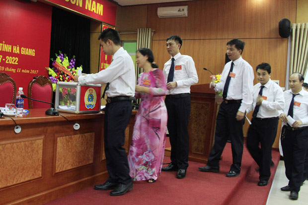 Các đại biểu bỏ phiếu bầu BCH CĐCS  Cục Hải quan khóa XI, nhiệm kỳ 2017 – 2022.