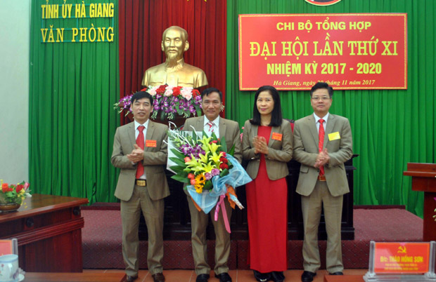 Lãnh đạo Văn phòng Tỉnh ủy tặng hoa, chúc mừng Ban Chi ủy Chi bộ Tổng hợp Văn phòng Tỉnh ủy, nhiệm kỳ 2017 - 2020.  