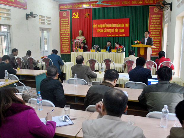 Đồng chí Thào Hồng Sơn, Phó Bí thư Thường trực Tỉnh ủy, Chủ tịch HĐND tỉnh, làm rõ nội dung cử tri xã Yên Thành (Quang Bình) quan tâm. 