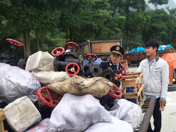 Cán bộ Chi cục Hải quan Cửa khẩu quốc tế Thanh Thủy kiểm tra thực tế thiết bị, máy móc nhập khẩu. 