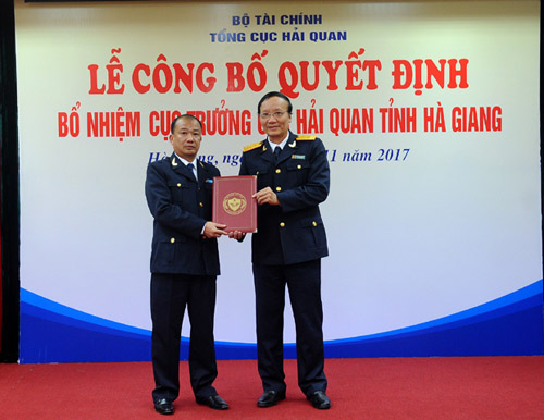Phó Tổng cục trưởng Nguyễn Công Bình trao quyết định bổ nhiệm Cục trưởng Cục Hải quan tỉnh