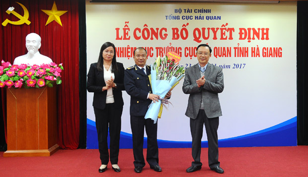 Phó Bí thư Thường trực Tỉnh ủy Thào Hồng Sơn, Phó Chủ tịch UBND tỉnh Hà Thị Minh Hạnh tặng hoa, chúc mừng Cục trưởng Hoàng Cừ