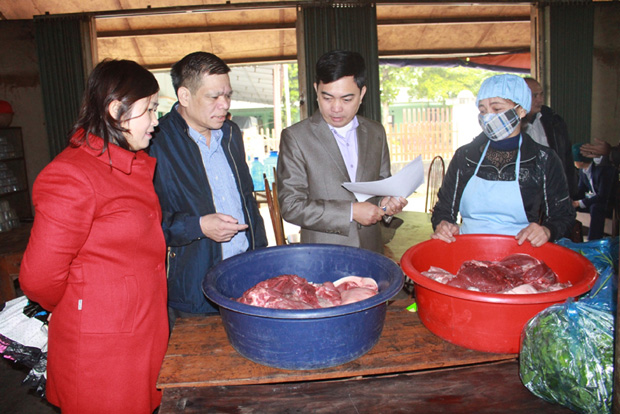 Tổ đại biểu HĐND tỉnh khảo sát tại bếp ăn trường PTDTBT Tiểu học và THCS Cao Bồ.