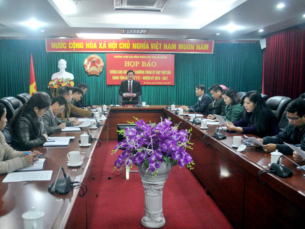 Đồng chí Hoàng Văn Vịnh, Tỉnh ủy viên, Phó Chủ tịch HĐND tỉnh thông báo dự kiến nội dung, chương trình kỳ họp thứ 6 HĐND tỉnh.