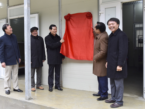 Bí thư Tỉnh uỷ Triệu Tài Vinh cùng các doanh nghiệp hỗ trợ bàn giao công trình nhà lưu trú cho trường THCS Giàng Chu Phìn.