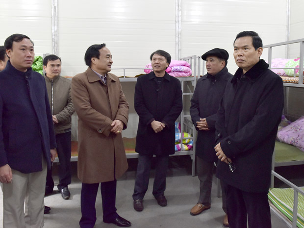 Bí thư Tỉnh uỷ Triệu Tài Vinh cùng các doanh nghiệp tham quan công trình nhà lưu trú tại trường THCS Giàng Chu Phìn.