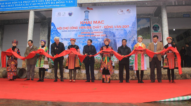 Phó Chủ tịch UBND Trần Đức Quý cùng các đồng chí lãnh đạo các đơn vị cắt băng khai trương Hội chợ Công viên địa chất 2017.