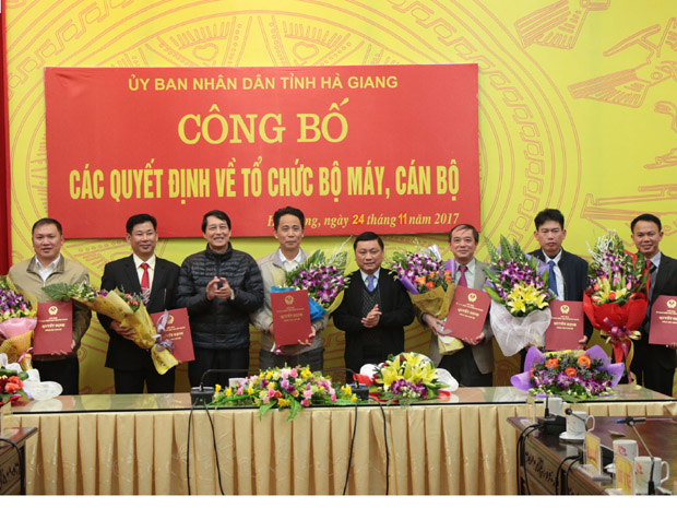 Phó Chủ tịch Thường trực UBND tỉnh Nguyễn Minh Tiến trao Quyết định của Chủ tịch UBND tỉnh và cùng lãnh đạo Ban Tổ chức Tỉnh ủy tặng hoa, chúc mừng các đồng chí được điều động, bổ nhiệm lãnh đạo 3 BQL