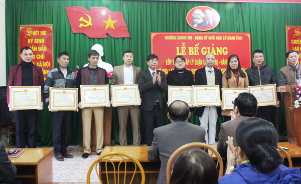Đồng chí Trương Văn Thắng, Hiệu trưởng trường Chính trị tỉnh trao Giấy khen cho 9 học viên có thành tích tốt trong khóa học.