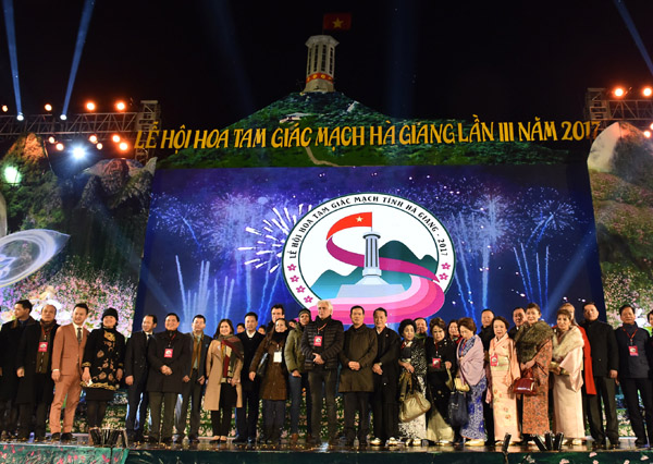 Bí thư Tỉnh uỷ Triệu Tài Vinh cùng các đồng chí lãnh đạo tỉnh và các đại biểu chụp ảnh lưu niệm tại buổi khai mạc Lễ hội hoa Tam giác mạch tỉnh Hà Giang lần thứ III năm 2017.