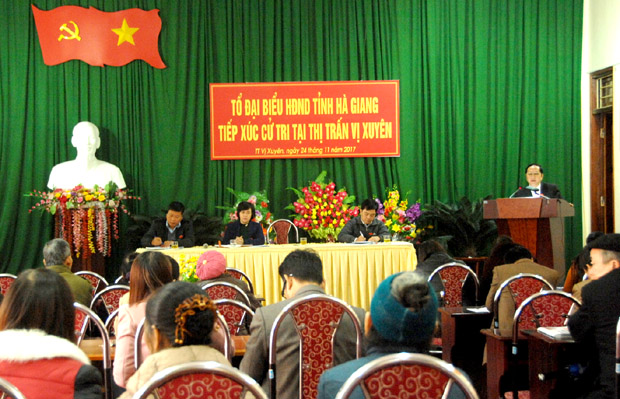 Đồng chí Vi Hữu Cầu trả lời, giải đáp một số ý kiến, kiến nghị của cử tri tại thị trấn Vị Xuyên.