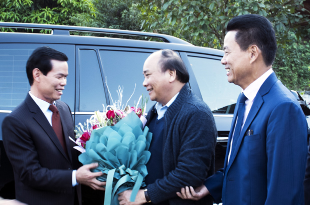 Các đồng chí lãnh đạo tỉnh chào đón Thủ tướng Chính phủ Nguyễn Xuân Phúc thăm và làm việc tại Hà Giang.