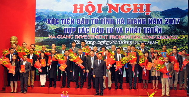 Chủ tịch UBND tỉnh Nguyễn Văn Sơn trao Biên bản cam kết đầu tư cho 17 nhà đầu tư, trao Quyết định chấp thuận đầu tư cho 18 doanh nghiệp, tập đoàn với tổng số vốn lên đến hơn 16.700 tỷ đồng.