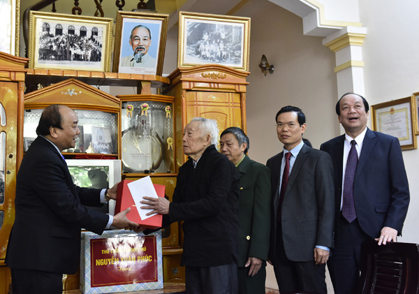 Thủ tướng Chính phủ Nguyễn Xuân Phúc thăm, tặng quà gia đình đồng chí Vừ Mí Kẻ, nguyên Phó Chủ tịch UBND tỉnh Hà Tuyên.