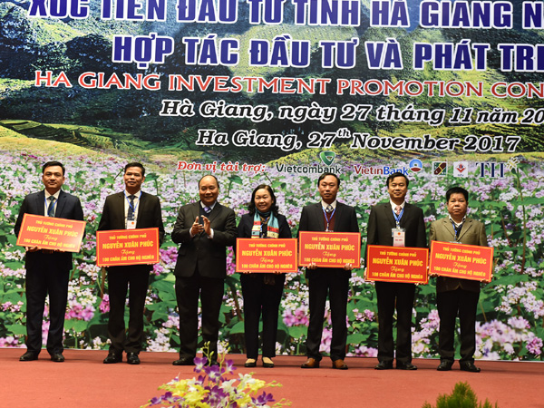 Thủ tướng Chính phủ Nguyễn Xuân Phúc trao quà cho 6 huyện nghèo của tỉnh. 