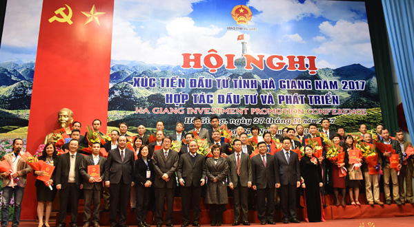 Thủ tướng Chính phủ Nguyễn Xuân Phúc chụp ảnh với các đại biểu tại Hội nghị Xúc tiến đầu tư tỉnh 2017.