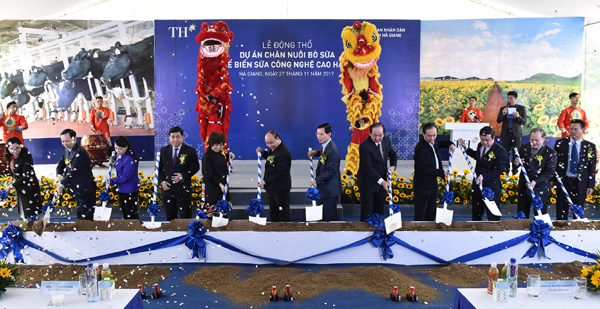 Thủ tướng Chính phủ Nguyễn Xuân Phúc cùng đoàn công tác và các đại biểu làm Lễ động thổ Dự án Chăn nuôi bò sữa và chế biến sữa công nghệ cao Hà Giang.