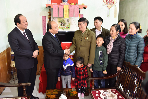 Thủ tướng Chính phủ Nguyễn Xuân Phúc thăm, tặng quà gia đình đồng chí thương bệnh binh Hoàng Ngọc Vấn.