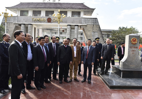 Thủ tướng Chính phủ Nguyễn Xuân Phúc cùng đoàn công tác tai Cửa khẩu Quốc tế Thanh Thủy.