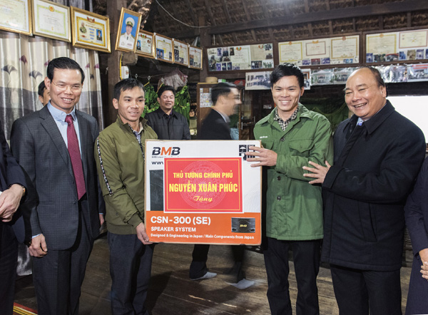 Thủ tướng Chính phủ Nguyễn Xuân Phúc tặng quà cho thôn Hạ Thành, xã Phương Độ, thành phố Hà Giang