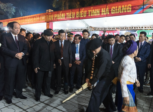 Thủ tướng Chính phủ Nguyễn Xuân Phúc cùng các đại biểu thưởng thức điệu múa khèn Mông của các nghệ nhân.