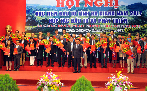 Chủ tịch UBND tỉnh Nguyễn Văn Sơn trao Biên bản cam kết đầu tư cho 17 nhà đầu tư; trao Quyết định chấp thuận đầu tư cho 18 doanh nghiệp, tập đoàn với tổng số vốn lên đến hơn 16.700 tỷ đồng.