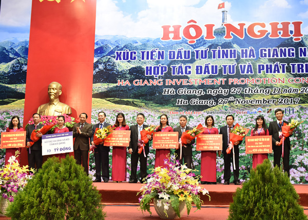 Đồng chí Trần Đức Quý, Phó Chủ tịch UBND tỉnh nhận hỗ trợ của các đơn vị, doanh nghiệp tại Hội nghị