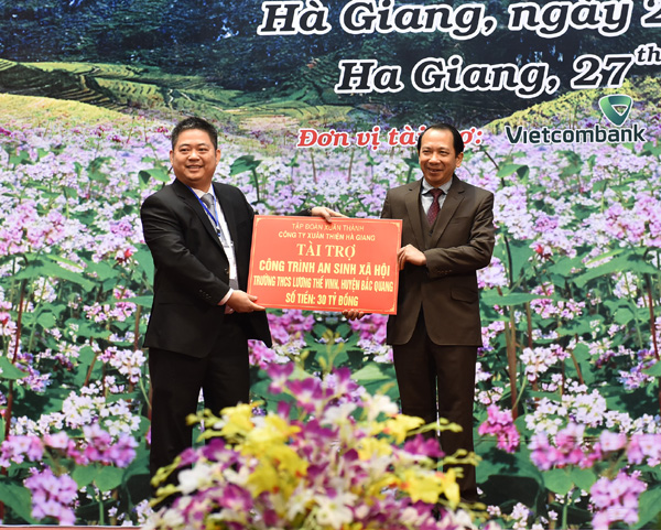 Đại diện Tập đoàn Xuân Thành, Công ty Xuân Thiện Hà Giang tài trợ công trình an sinh xã hội tỉnh.