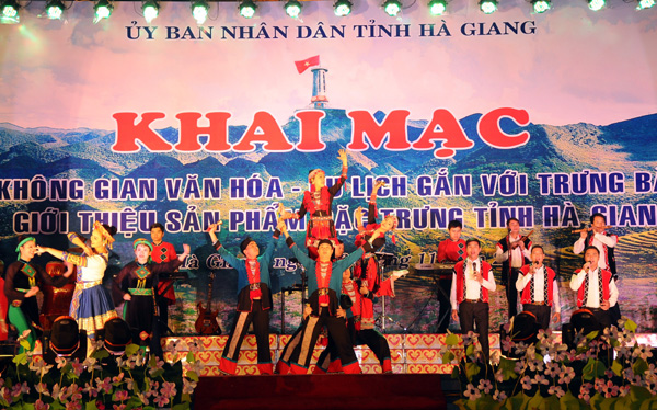 Tiết mục văn nghệ tại Đêm khai mạc Không gian văn hóa – Du lịch.