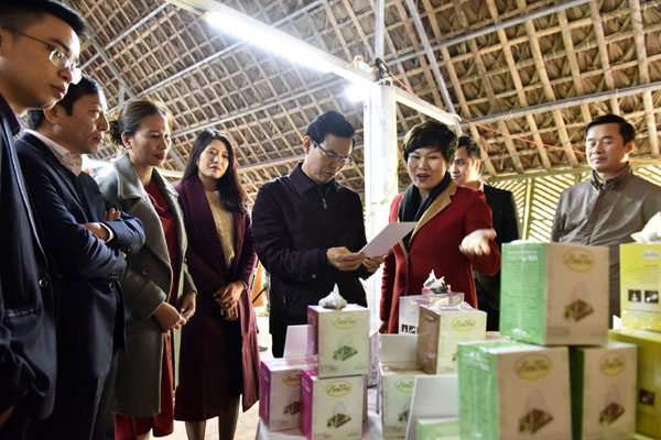 Bí thư Tỉnh ủy Triệu Tài Vinh tham quan một số sản phẩm được chế biến từ dược liệu của các doanh nghiệp, HTX trên địa bàn tỉnh.