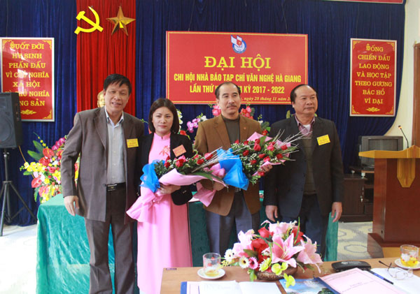Lãnh đạo Hội Nhà báo tỉnh và Hội VHNT tỉnh chúc mừng Ban thư ký Chi hội nhà báo Tạp chí Văn nghệ Hà Giang khóa IV, nhiệm kỳ 2017 – 2022.
