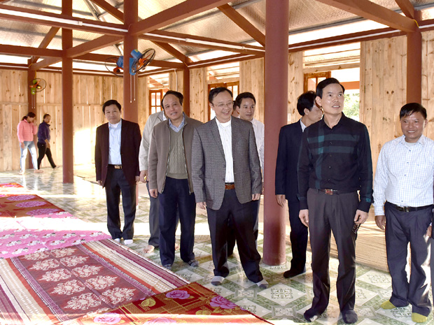 Bí thư Tỉnh uỷ Triệu Tài Vinh cùng các đồng chí lãnh đạo tỉnh và đoàn công tác kiểm tra công trình Nhà sàn lớp học bán trú tại thôn Phủng Cá, xã Bản Phùng (Hoàng Su Phì).
