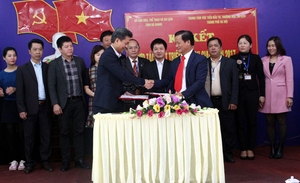 Lãnh đạo sở Văn hoá TT&DL tỉnh và lãnh đạo Trung tâm xúc tiến đầu tư, thương mại, Du lịch thành phố Hà Nội ký kết biên bản hợp tác về phát triển du lịch giai đoạn 2017 - 2020