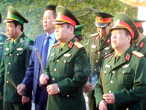 Thượng tướng Lê Chiêm cùng đoàn công tác dâng hương tại Đài tưởng niệm các liệt sỹ tại điểm cao 468, xã Thanh Thủy