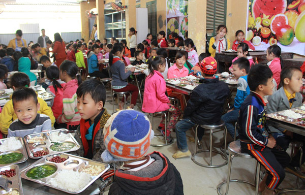 Giờ ăn trưa của các em học sinh Trường PTDTBT Tiểu học Yên Cường I.