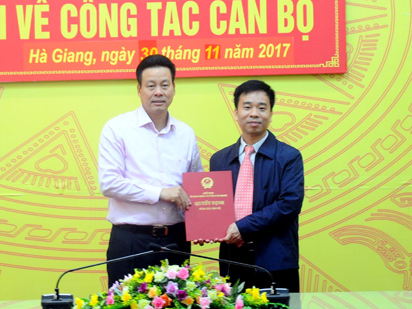 Chủ tịch UBND tỉnh Nguyễn Văn Sơn trao Quyết định điều động, bổ nhiệm cho đồng chí Lưu Đức Hùng. 