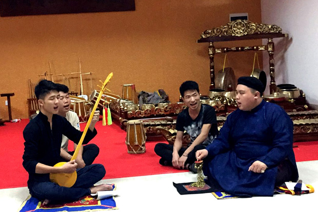 Bạn Hoàng Ngọc Năm tham gia giao lưu hát Then tại Học viện Nghệ thuật Quảng Tây (Trung Quốc). 