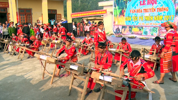 Thi dệt thổ cẩm đồng bào Pà Thẻn