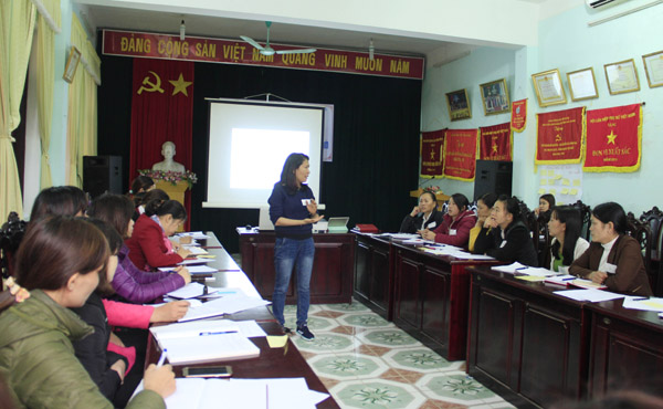 Giảng viên của Trung tâm Trẻ em Rồng Xanh cùng trao đổi với đại biểu về các giải pháp hỗ trợ nạn nhân bị mua bán người