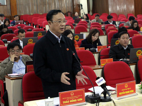 Đồng chí Thào Hồng Sơn, Phó Bí thư Thường trực Tỉnh ủy, Chủ tịch HĐND tỉnh tham gia thảo luận tại tổ.