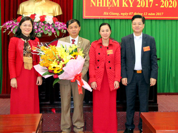 Đồng chí Trần Quang Minh, Bí thư Đảng ủy Văn phòng Tỉnh ủy, Chánh Văn phòng Tỉnh ủy tặng hoa chúc mừng Ban Chi ủy Chi bộ Hành chính - Lưu trữ nhiệm kỳ 2017 - 2020.