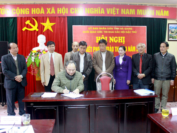 Đại diện các hội thành viên ký kết giao ước thi đua năm 2018.