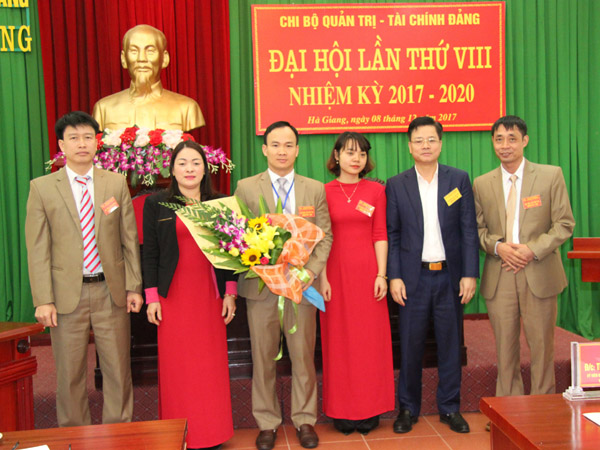 Đồng chí Trần Quang Minh, Chánh Văn phòng Tỉnh ủy tặng hoa chúc mừng Ban Chi ủy Chi bộ Quản trị - Tài chính Đảng nhiệm kỳ mới.