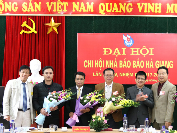 Lãnh đạo Báo Hà Giang và Hội Nhà Báo tỉnh tặng hoa, chúc mừng Ban Thư ký Chi hội Nhà báo Báo Hà Giang, nhiệm kỳ 2017 - 2022.