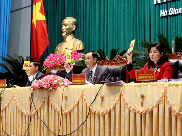 Các đại biểu HĐND tỉnh biểu quyết thông qua các Nghị quyết tại kỳ họp